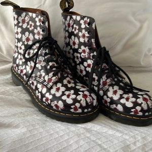 Flowery Doc Marten 🌼🌼🌸🌸